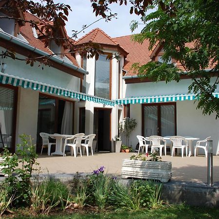 Emil Porta Hotell Balatongyörök Exteriör bild