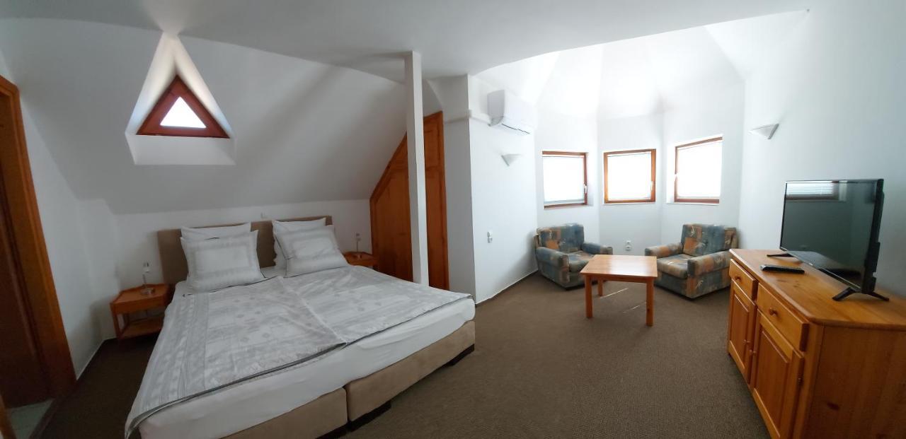 Emil Porta Hotell Balatongyörök Exteriör bild