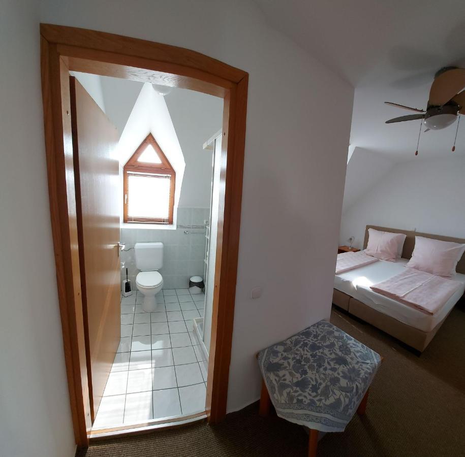 Emil Porta Hotell Balatongyörök Exteriör bild