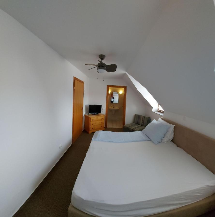 Emil Porta Hotell Balatongyörök Exteriör bild