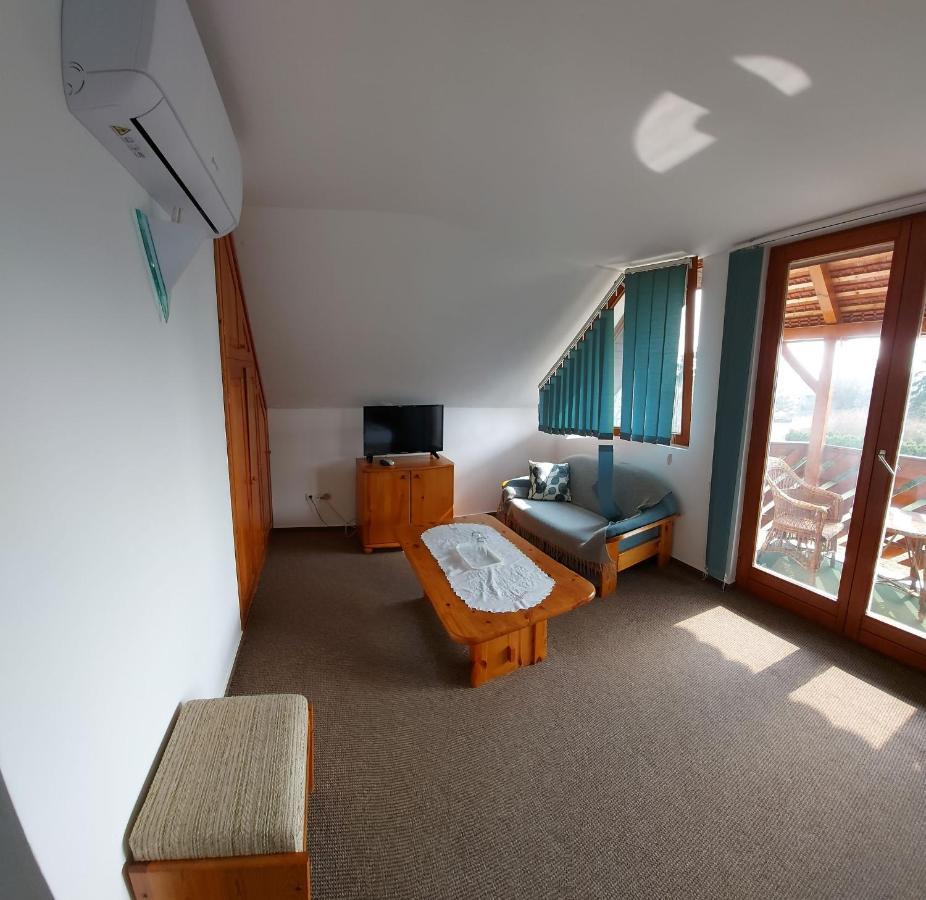 Emil Porta Hotell Balatongyörök Exteriör bild