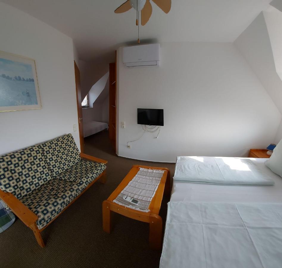 Emil Porta Hotell Balatongyörök Exteriör bild