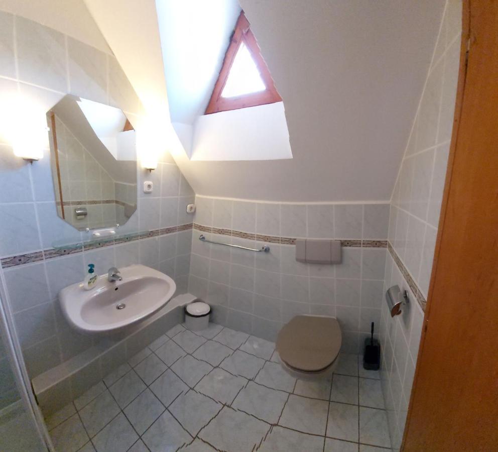 Emil Porta Hotell Balatongyörök Exteriör bild