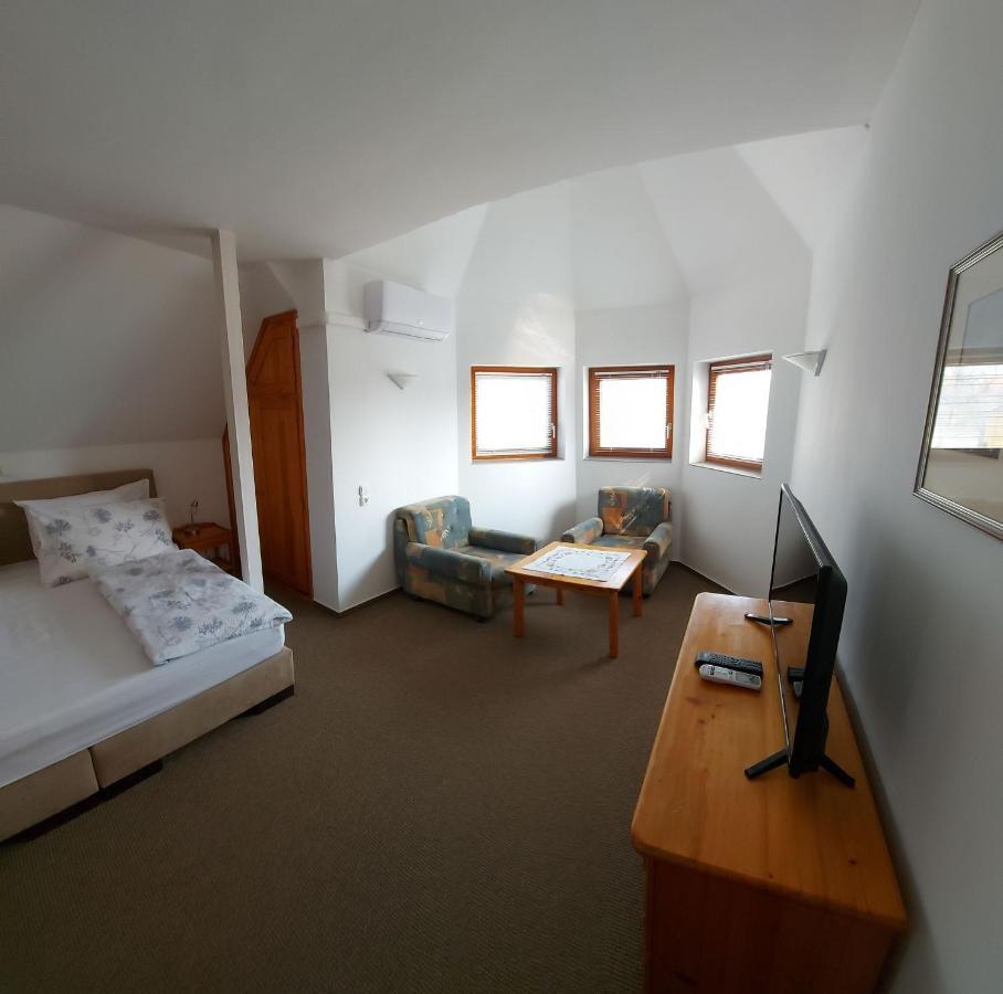 Emil Porta Hotell Balatongyörök Exteriör bild