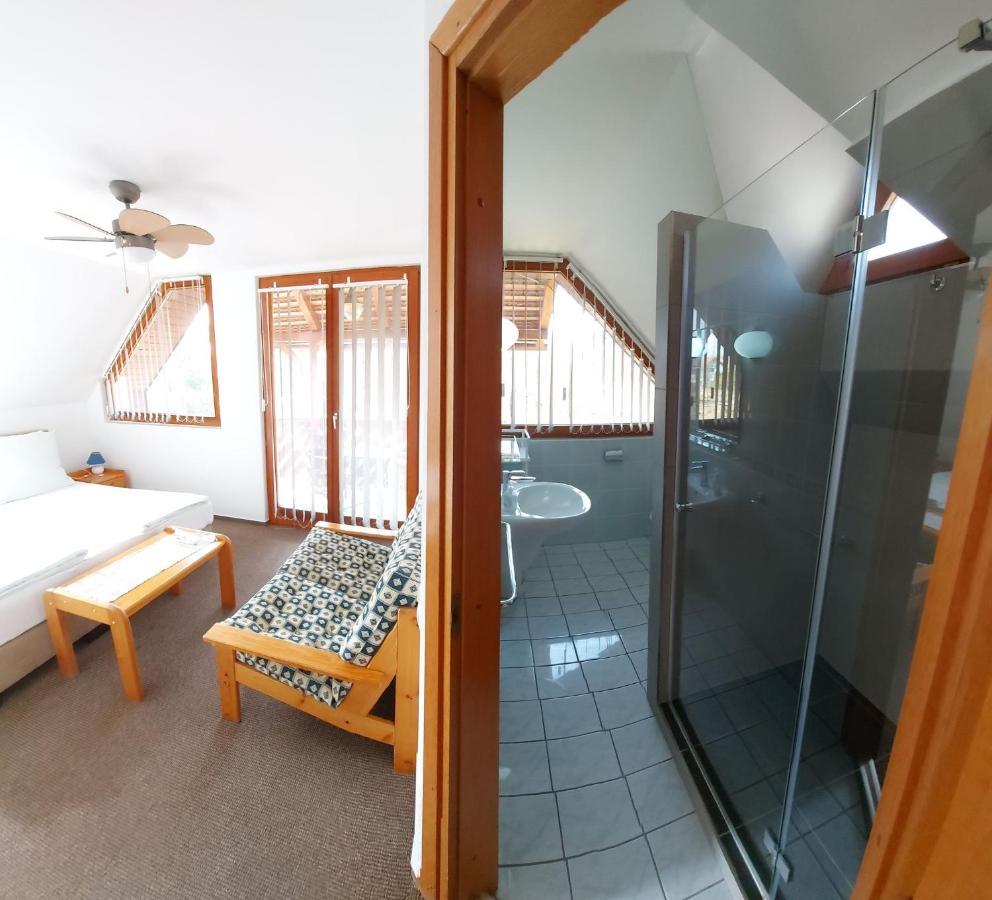 Emil Porta Hotell Balatongyörök Exteriör bild