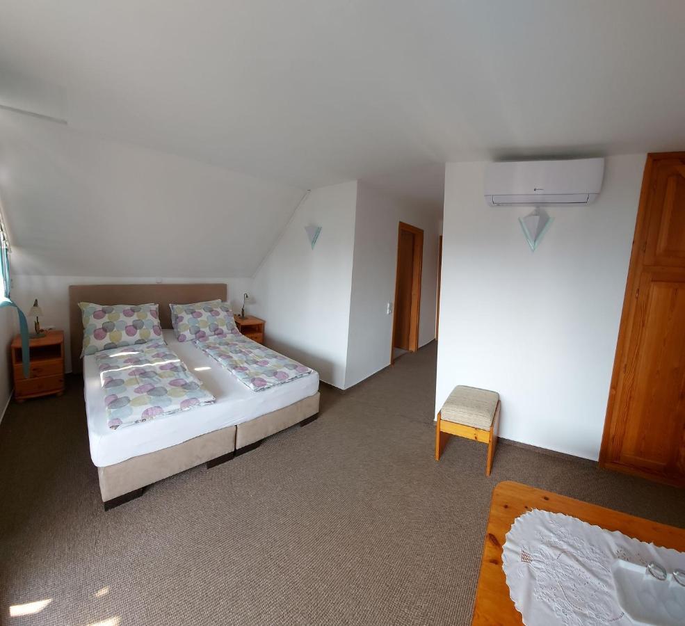 Emil Porta Hotell Balatongyörök Exteriör bild