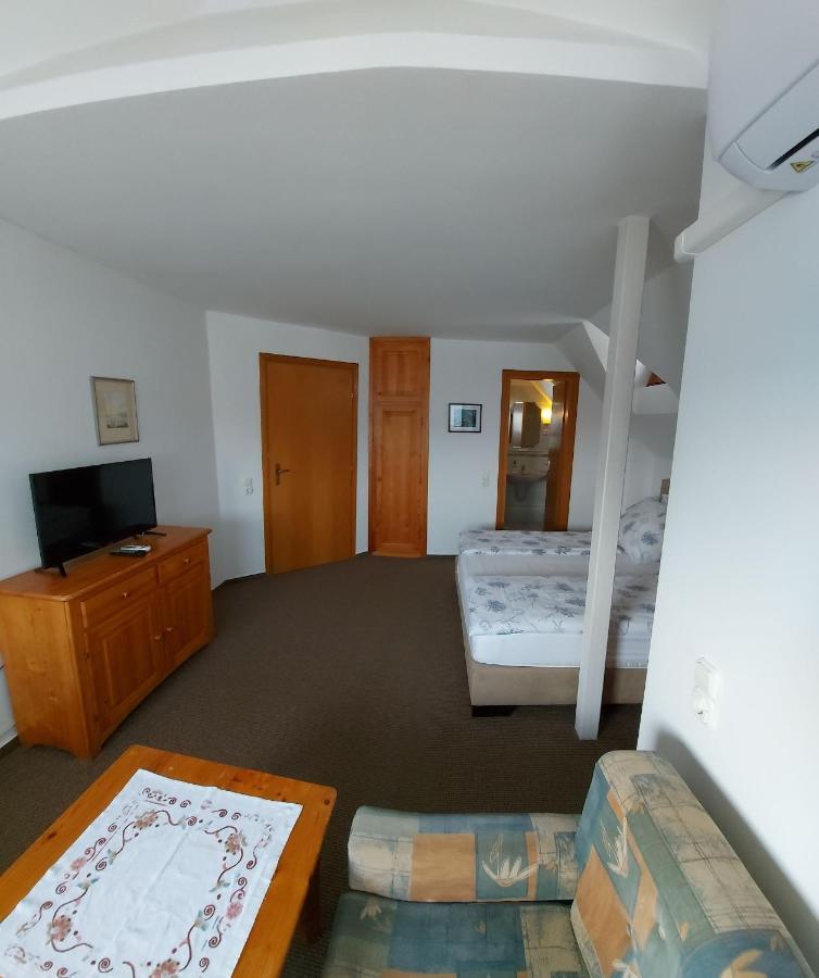 Emil Porta Hotell Balatongyörök Exteriör bild