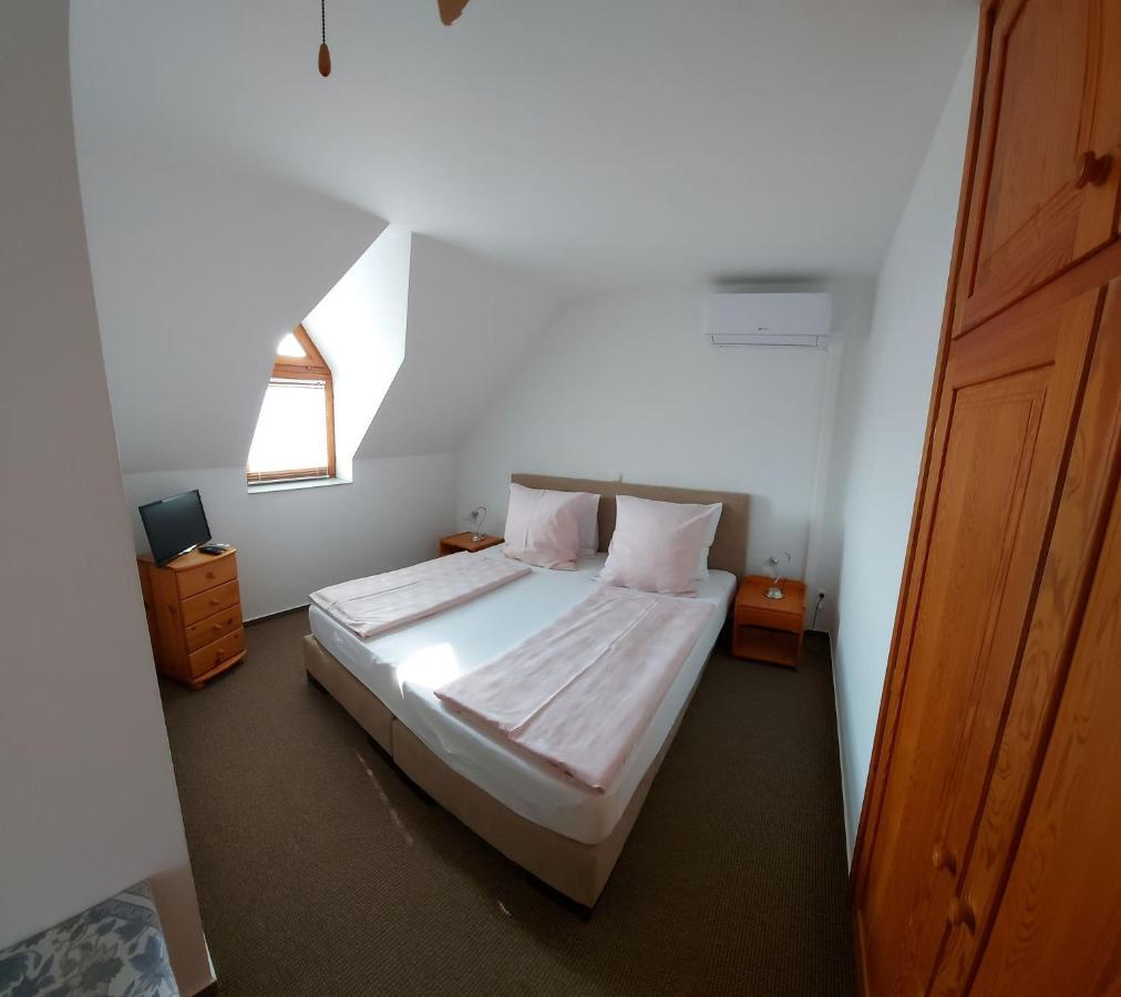 Emil Porta Hotell Balatongyörök Exteriör bild