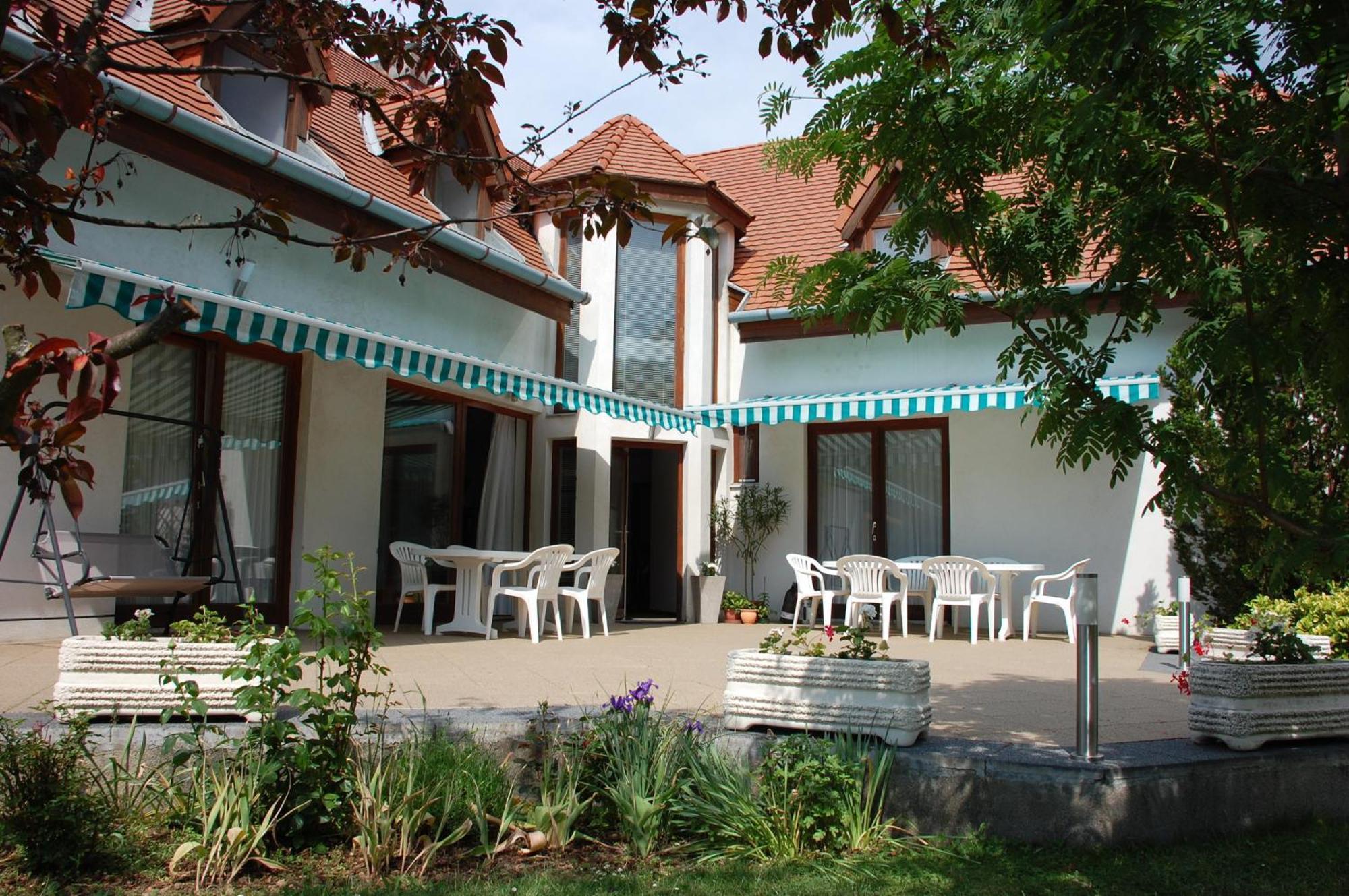 Emil Porta Hotell Balatongyörök Exteriör bild